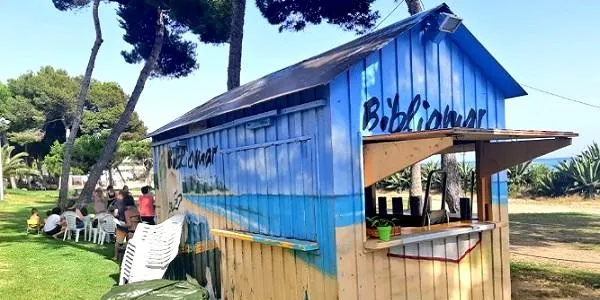 Les vacances i la lectura s’uneixen per sisena temporada a la Bibliomar d’Altafulla