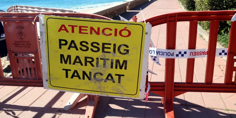 El temporal s'emporta part del passeig de Fenals i l'alcalde de Lloret reclama una actuació "urgent"