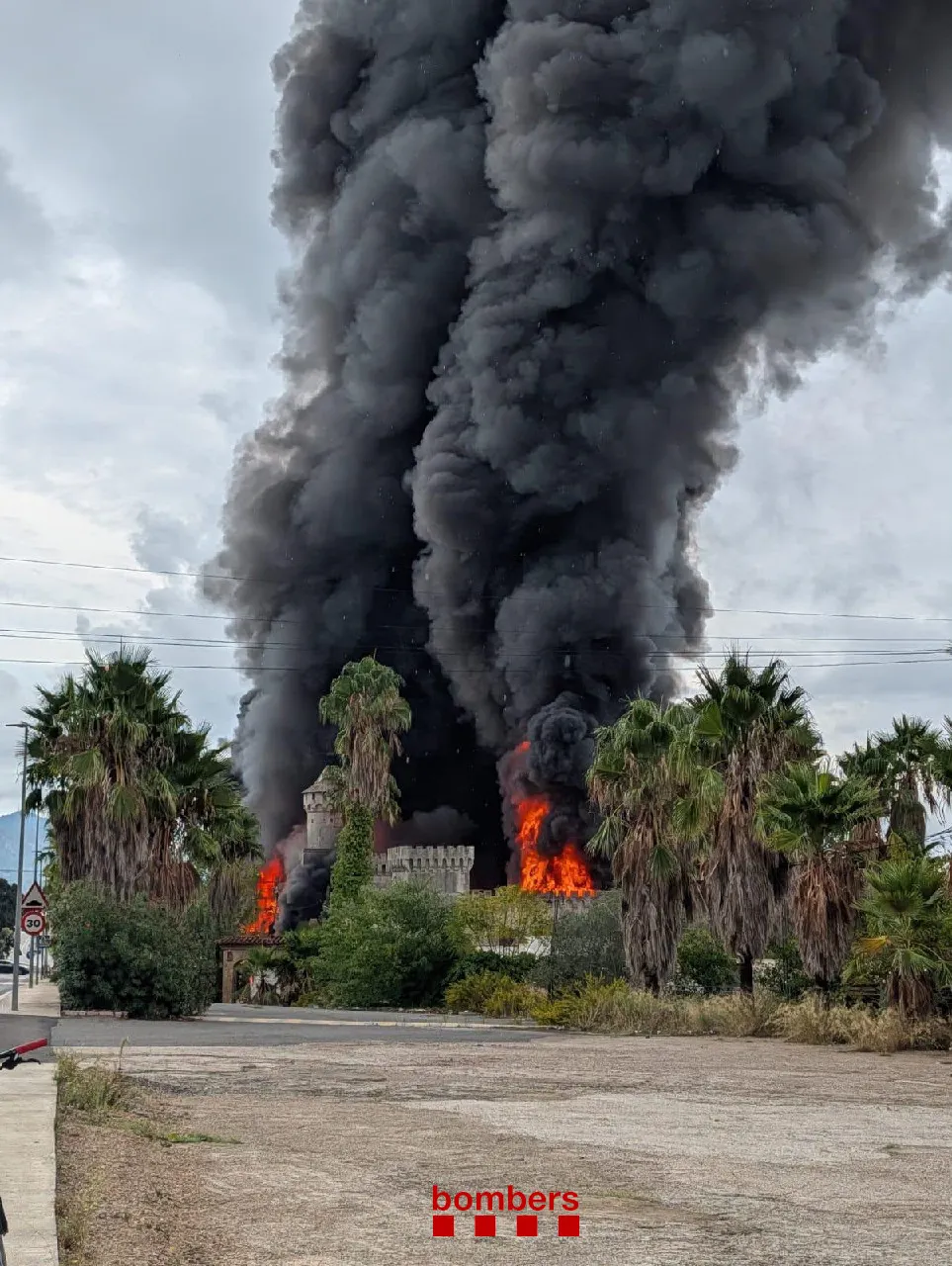 Un incendi crema l'antic restaurant El Álamo d'Alcover