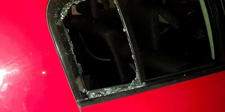 Dos detinguts per un robatori amb força en un vehicle