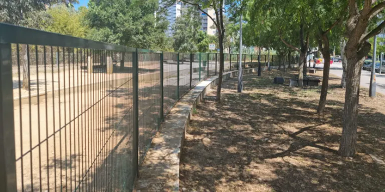 L’àrea d’esbarjo per a gossos, de l’avinguda Lluís Companys, amb nou arranjament i en servei novament