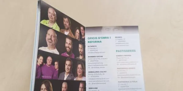 Veïns i veïnes d’Altafulla ja tenen a casa la primera guia comercial de la vila en format paper
