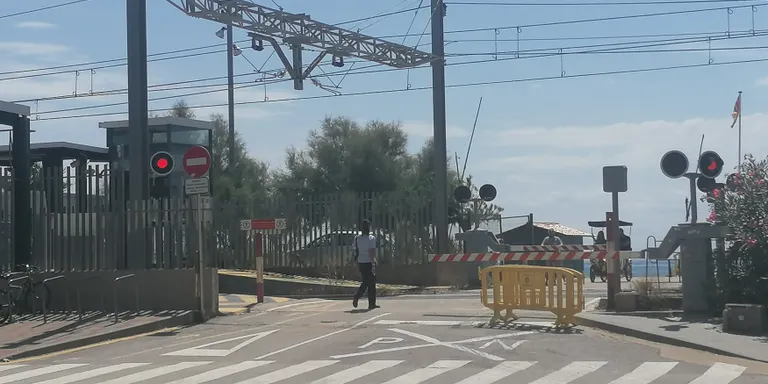 Entre 10 i 20 persones creuen cada hora el pas a nivell de Pineda amb les barreres baixades