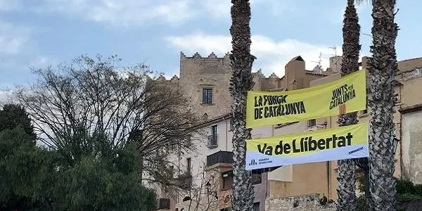 La tradicional enganxada de cartells dona el tret de sortida a la campanya electoral del 28 d’abril