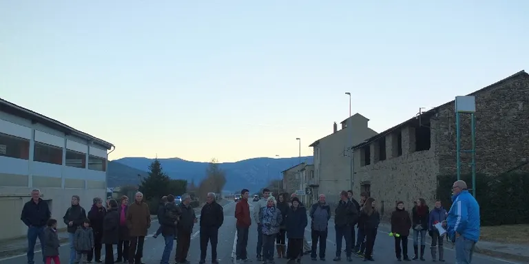 Tall de carretera a la N-260 per mostrar el rebuig a la línia d'alta tensió entre Adrall i Andorra