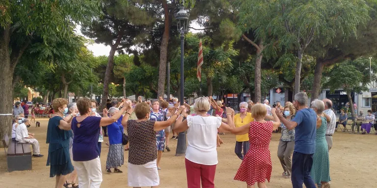 L'Associació Mare Nostrum organitza ballades de sardanes aquest estiu la plaça de les Mèlies