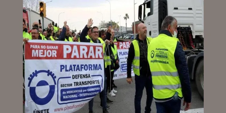 Els transportistes desconvoquen la vaga indefinida, en el segon dia de protesta