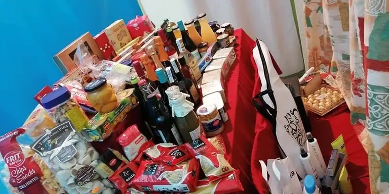 Quatre entitats de Poblenou organitzen el sorteig d'una gran panera a benefici del menjador social