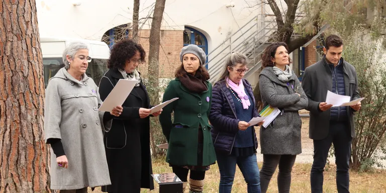 El Consell Comarcal del Baix Camp celebra el 8M amb una placa commemorativa