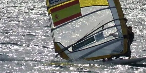 El vent de terra marca la primera jornada de competició de Toni Bonet al Campionat d’Europa de Windsurf RS:X