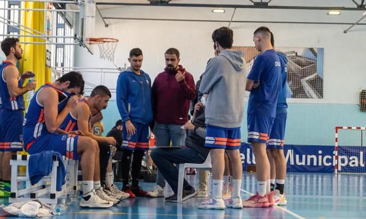 El CN Caldes masculí de bàsquet agafa oxigen amb la primera victòria en quatre jornades, davant el Badalonès (63-61)