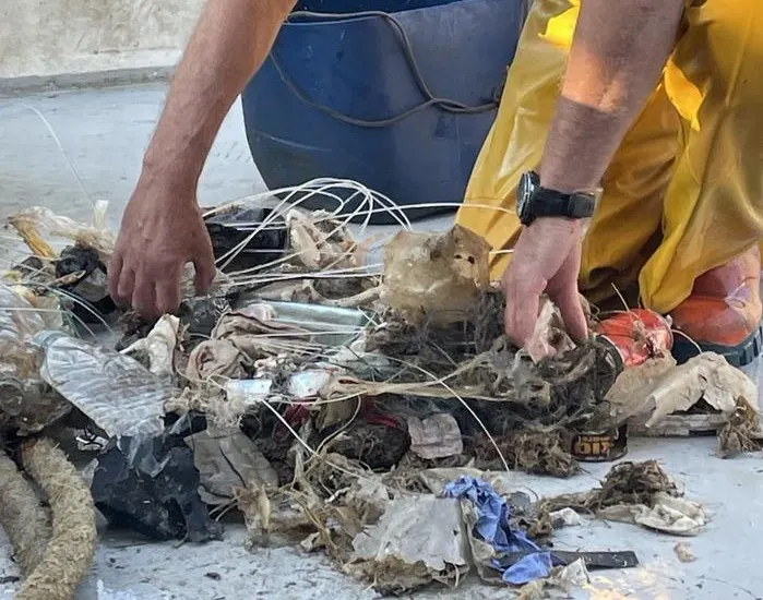 Els pescadors netegen el fons marí retirant residus com bosses, ampolles i envasos de plàstic