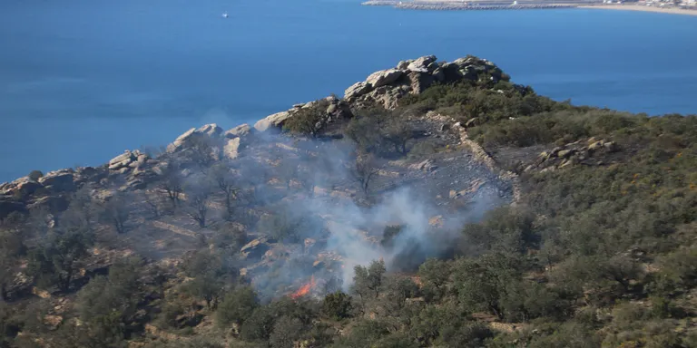 Els Agents Rurals creuen que la causa del foc de Roses pot ser una crema mal apagada i rebaixen l'afectació a 400 ha