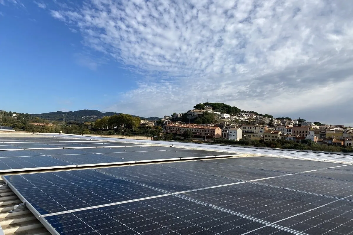 L’Ajuntament aprova cinc noves instal·lacions fotovoltaiques en equipaments públics