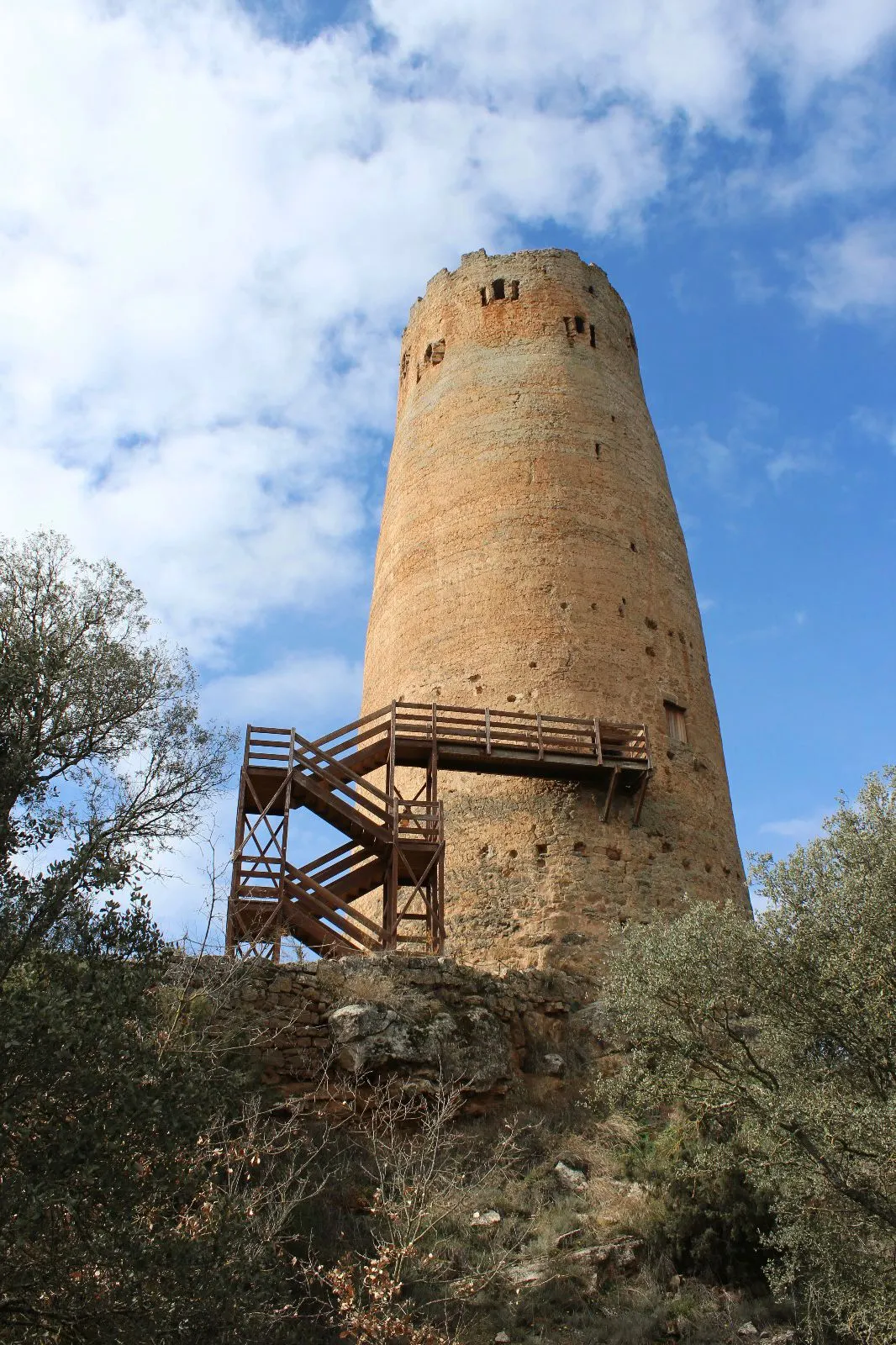 Turisme Solsonès edita una publicació que recull la vintena de torres i castells de la comarca