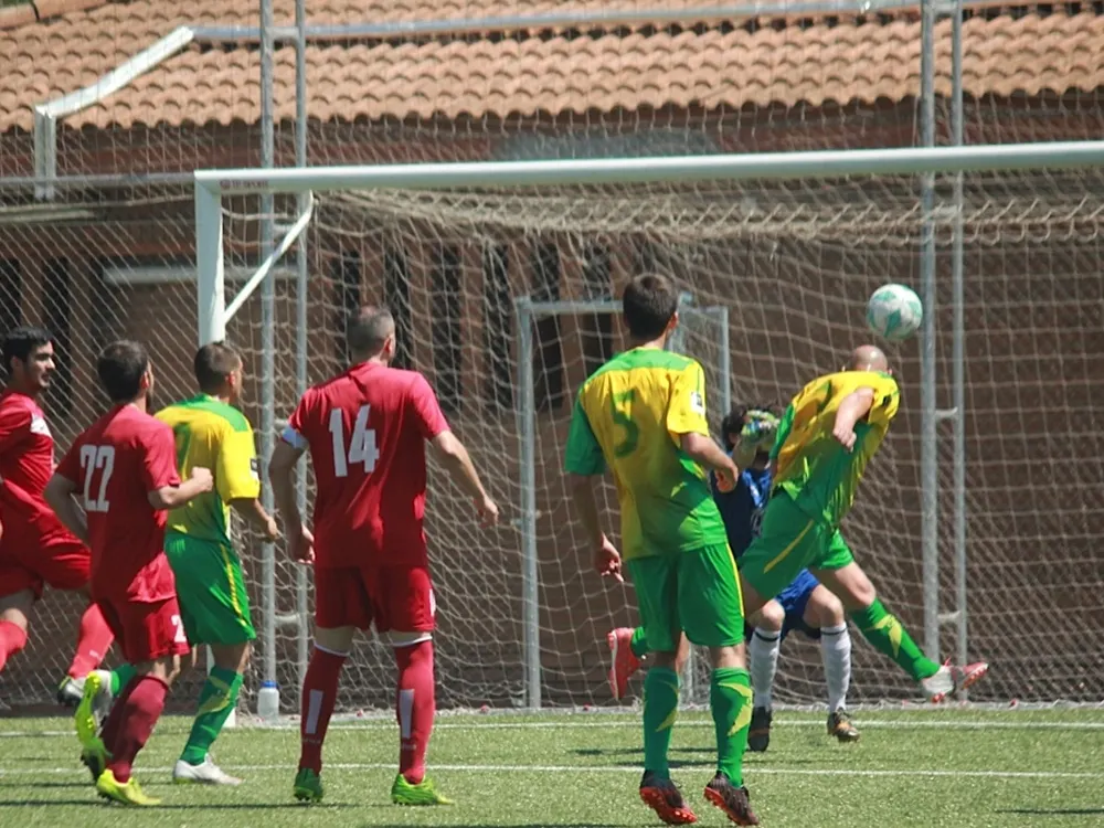 El primer gol va arribar amb aquesta rematada de cap de Torres / Foto: Olímpic Can Fatjó-J.M.V.