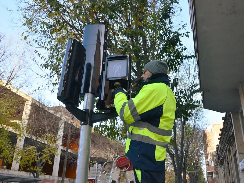 Un operari instal·lant el nou sistema sonor / foto: Ajuntament de Rubí