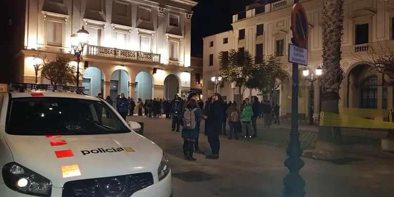 Un centenar de persones rebutja la violència feixista