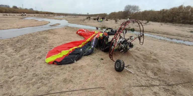 Hospitalitzat un parapentista després de xocar amb un cable elèctric i caure al riu Tordera