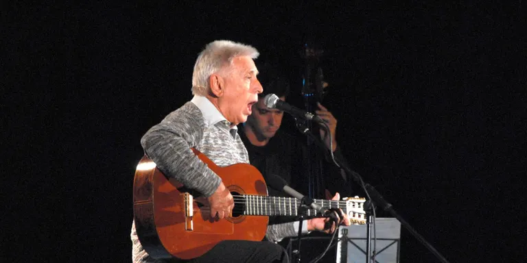 Raimon omple el claustre de la Catedral i no decep