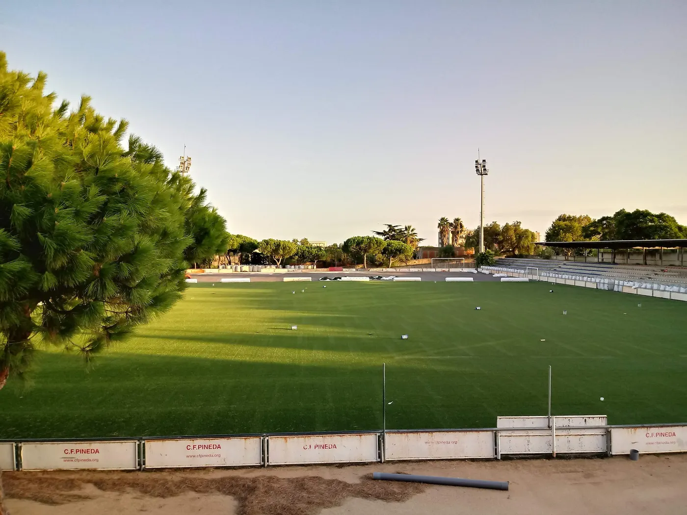 Comença la col·locació de la nova gespa artificial de Can Xaubet