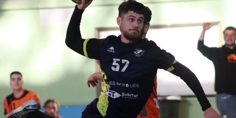 Empat del Club Handbol Cambrils davant el Sant Vicenç