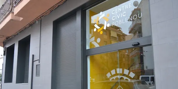 Alumnes de l'Institut Euclides creen l'exposició 'Dones: Itineraris de vida'