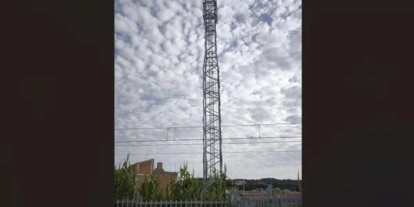 ADIF instal·la una torre de comunicacions de grans dimensions a tocar de la via que creua el nucli urbà de Roda de Berà