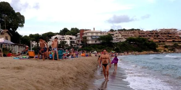 Un temporal que ha d’arribar aquesta setmana podria solucionar el desnivell de sorra a la platja d’Altafulla