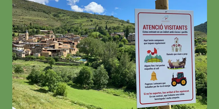 Cartells als pobles de muntanya per conscienciar sobre la convivència entre el turisme i l'activitat agrícola i ramadera