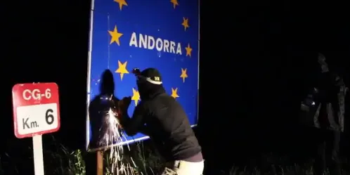 Arran serra els rètols de la frontera per reivindicar els Països Catalans