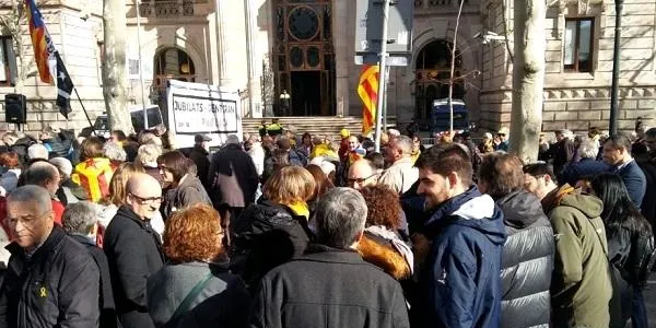 Jordi Molinera es concentra davant del TSJC per protestar contra la decisió del Suprem sobre la immunitat d’Oriol Junqueras