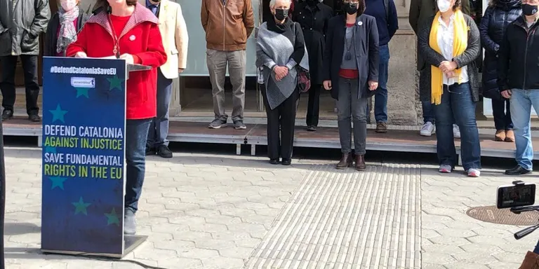 Les entitats sobiranistes es mobilitzen contra l'aixecament d'immunitat parlamentària dels Eurodiputats i el retorn a presó dels presos polítics