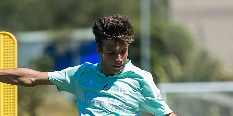 Riqui Puig admet retrets cap a Xavi Hernández