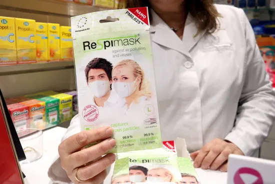 Les farmàcies de Pineda han esgotat les mascaretes i fins i tot hi ha llista d'espera per a poder-ne comprar