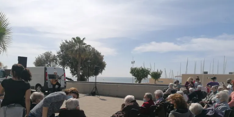 Un bon sol ha lluït durant l'excursió de la gent gran de la residència a Caldes d'Estrac