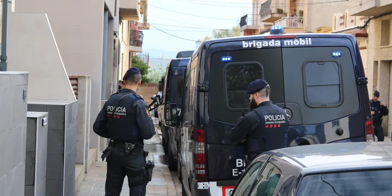 Sindicats de Mossos recomanen als agents Brimo no agafar el telèfon en festiu