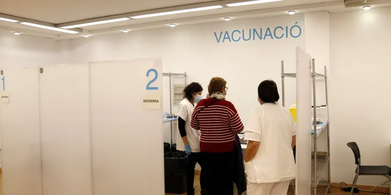 Salut obre la vacunació de la tercera dosi per a persones de 55 a 59 anys i aquest dimecres ho farà per a les de 50-54