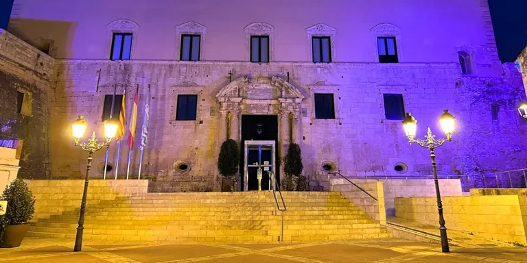 El Castell s'il·lumina de blau i rosa per sensibilitzar sobre la mort perinatal i el dol familiar
