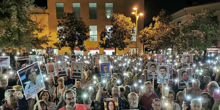 Multitudinària protesta a Rubí contra la sentència del ‘procés’
