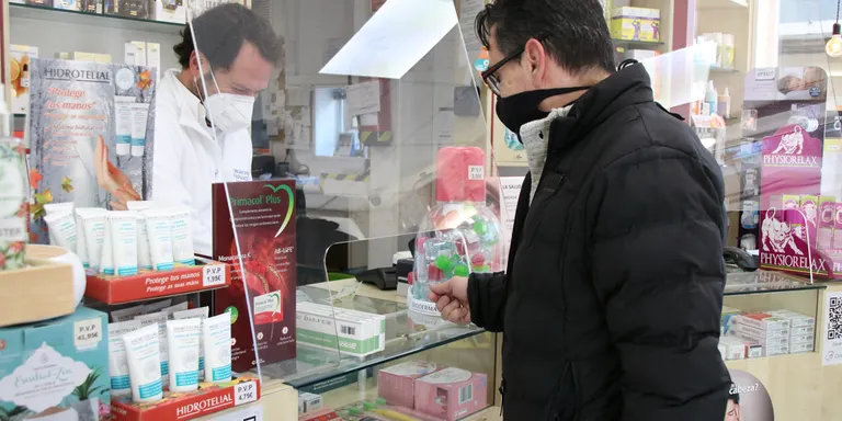 Salut demana que la mascareta no sigui obligatòria a centres sanitaris, farmàcies i residències de forma generalitzada