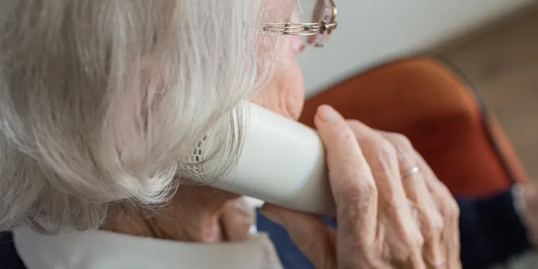Els Mossos alerten d'intents d'estafes a persones grans que utilitzen serveis de teleassistència