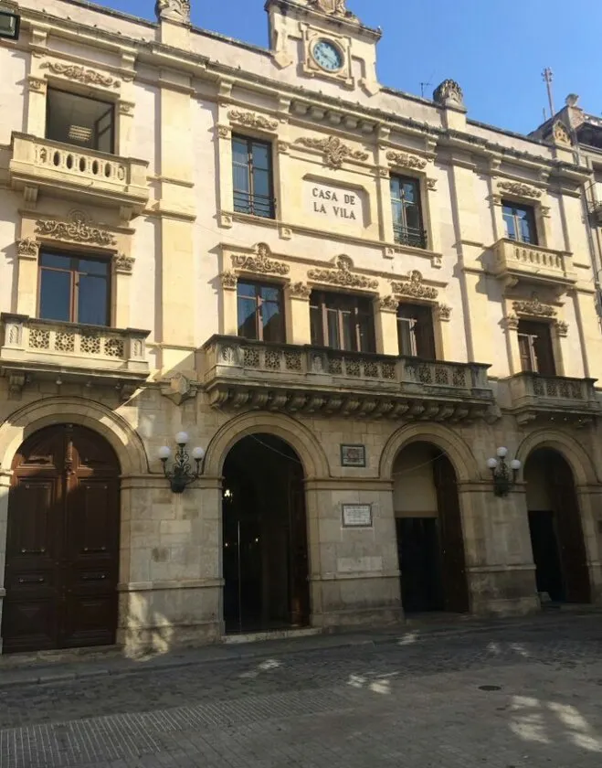 Arranquen els llaços grocs i la pancarta en defensa dels presos polítics