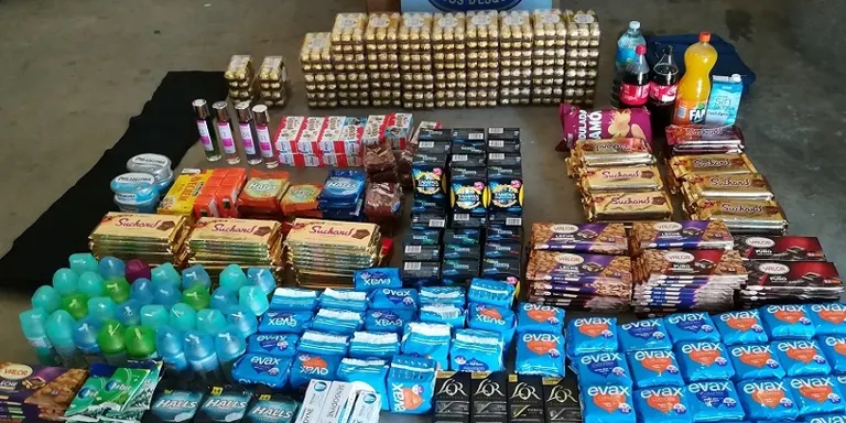 Detenen un rubinenc per robar xocolata, dolços i productes d’higiene en un poble de Lleida