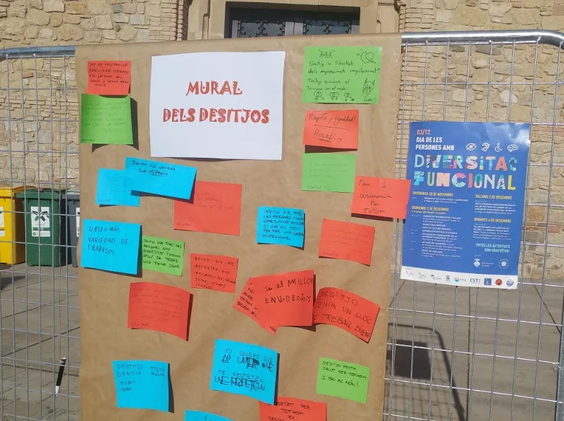 El mural dels desitjos a la plaça del Doctor Guardiet