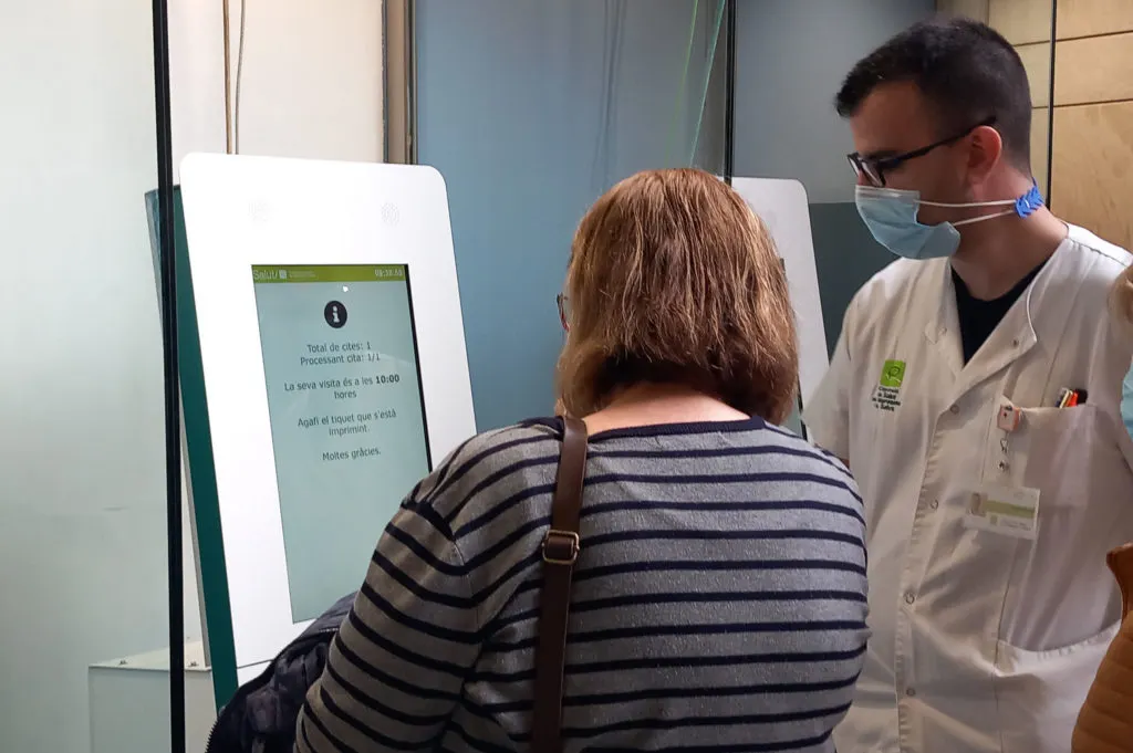 S'implanta un nou sistema de recepció i avís de pacients als hospitals comarcals de Blanes i Calella