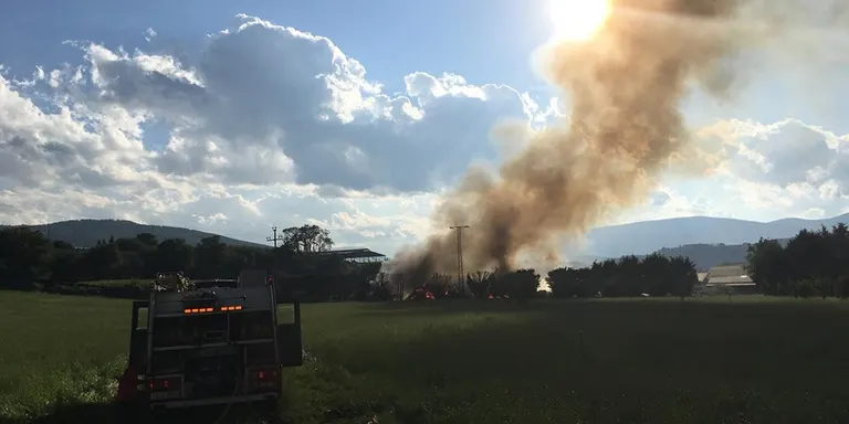 Un incendi crema bales de palla a l'exterior d'una granja de la Seu