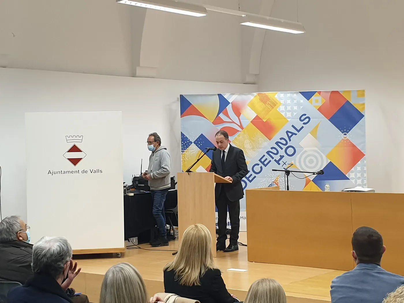 Valls ja disposa d’una carpeta amb les fitxes dels Ciutadans Il·lustres