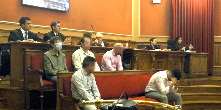 Els cinc membres de la 'manada de Castelldefels' pacten penes d'entre tres anys i 11 mesos i 8 anys i 5 mesos