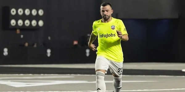 El futbolista Adrián Frutos debuta a la King’s League amb el Jijantes FC